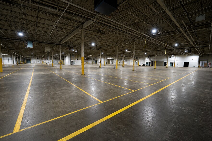 Primary Photo Of 1315 N 13th St, Rogers Manufacturing For Lease