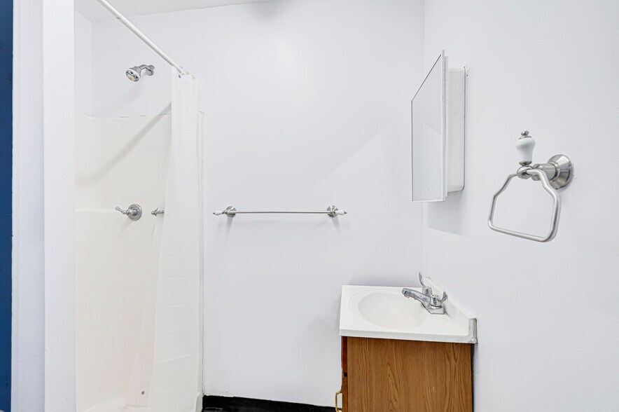 More Photos Of 8621 Antelope Dr, Houston Service For Lease