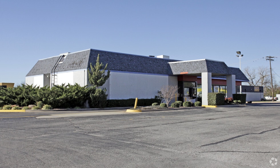 Primary Photo Of 2323 N Macarthur Blvd, Oklahoma City Fast Food For Sale