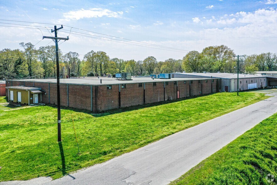 More Photos Of 915 Curtis St, Monroe Distribution For Lease