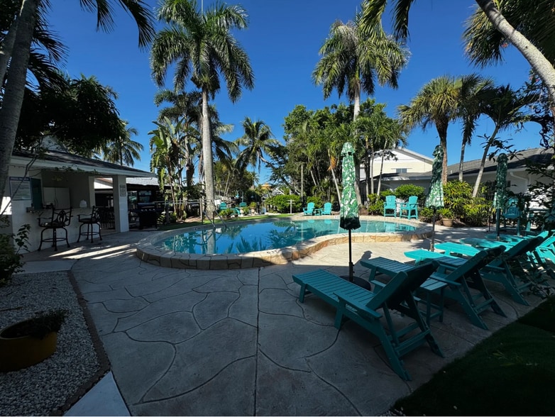 More Photos Of 3350 Bayshore Dr, Naples Hotel For Sale