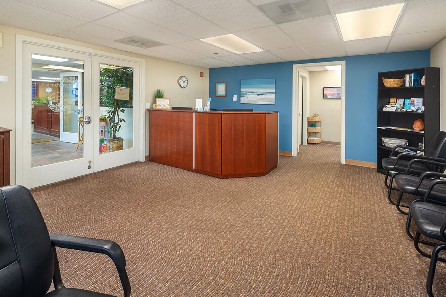 More Photos Of 504 Holly Dr, Edmonds Office For Sale