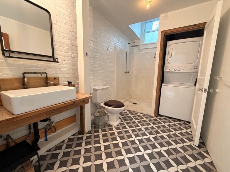 More Photos Of 209 San Juan Ave, Venice Flex For Lease