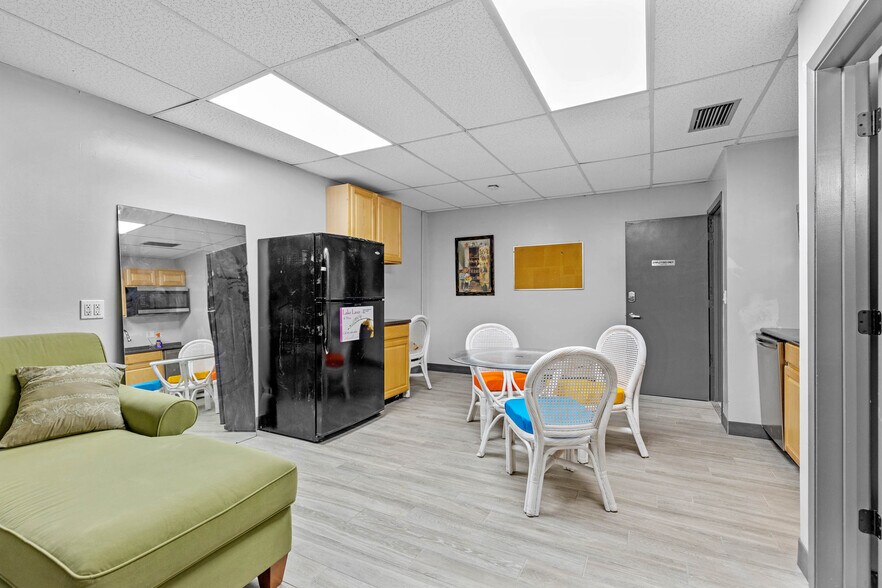 More Photos Of 901 N Grove St, Eustis Office For Sale