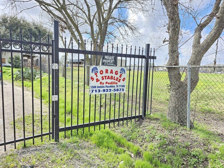 More Photos Of 1502 1/2 Jenkins Rd, Pasadena Self Storage For Sale