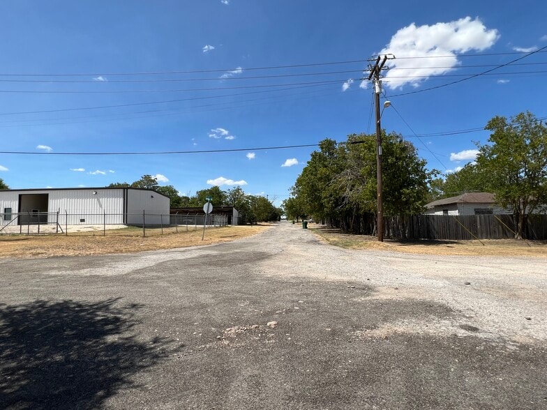 More Photos Of 408 E 2nd St, Taylor Warehouse For Lease