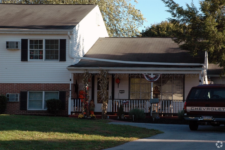 Primary Photo Of 702 E Willow St, Elizabethtown Apartments For Sale