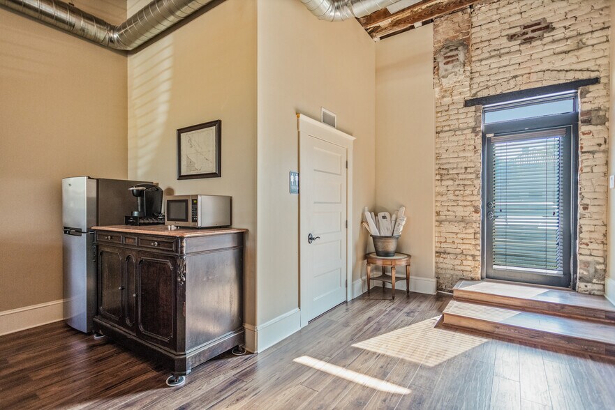 More Photos Of 1501-1505 N Main St, Jacksonville Storefront Retail Office For Lease