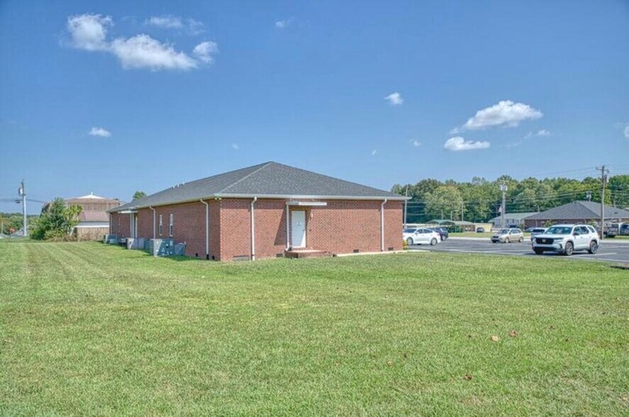 More Photos Of 715 Walker Dr, Smithville Office For Sale