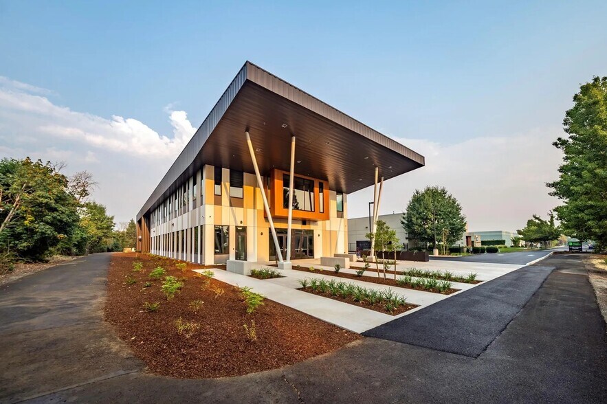 More Photos Of 3521 Avion Dr, Medford Flex For Lease