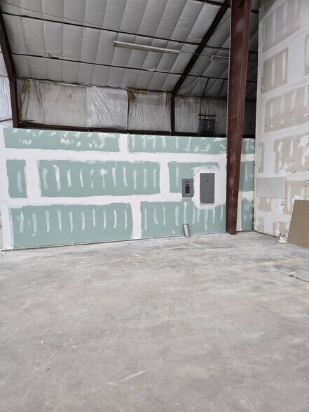 More Photos Of 181-185 Sabre Dr, Sebring Warehouse For Lease