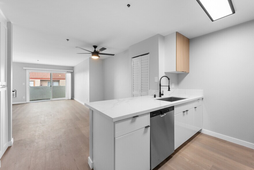More Photos Of 1400 Venice Blvd, Venice Apartments For Sale