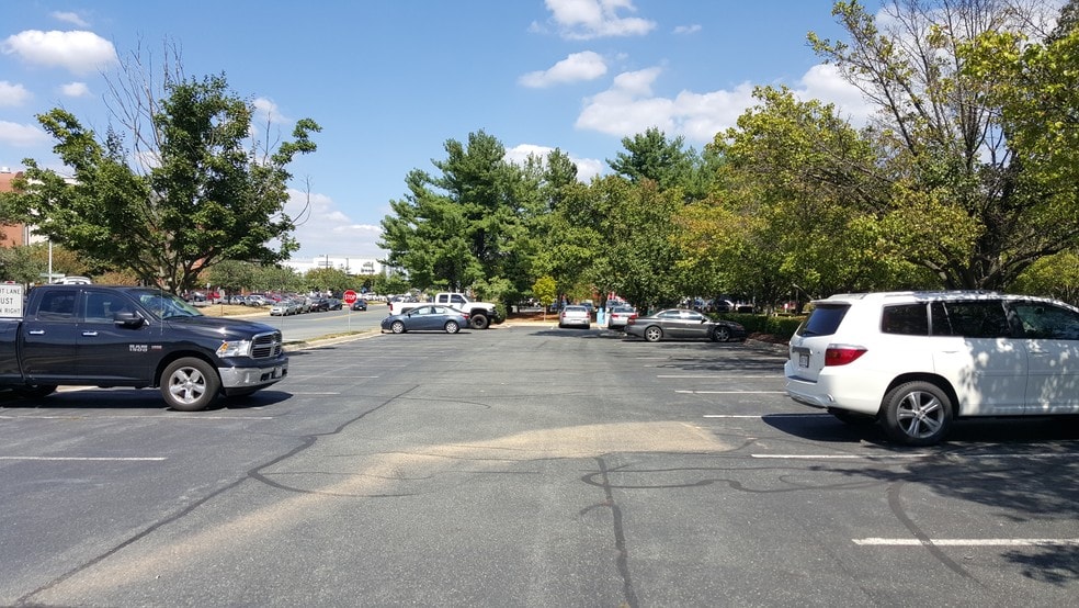 More Photos Of 814 W Diamond Ave, Gaithersburg Office For Sale