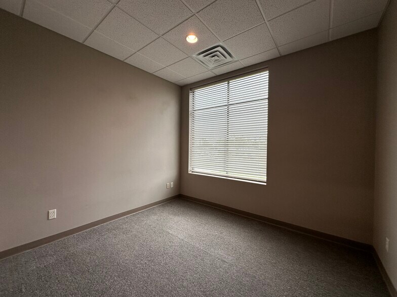 More Photos Of 673 Westbury Dr, Iowa City Storefront Retail Office For Sale