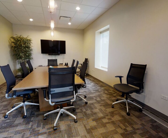 More Photos Of 721 Dundee Ave, Elgin Office For Lease