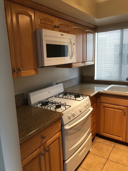 More Photos Of 2001-2005 Grismer Ave, Burbank Apartments For Sale