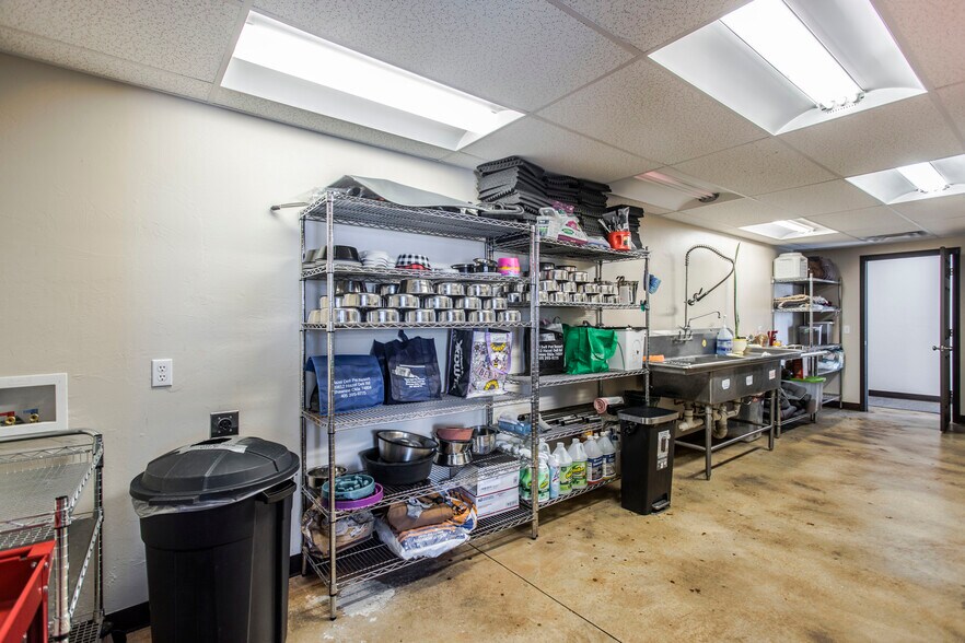 More Photos Of 39812 Hazel Dell Rd, Shawnee Veterinarian Kennel For Sale