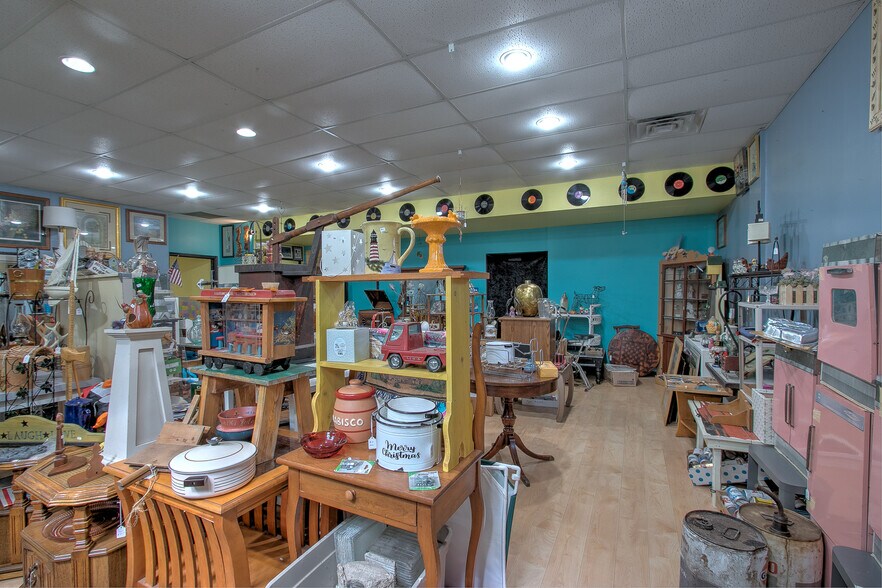 More Photos Of 220 S Ashland St, Cambridge Storefront Retail Office For Sale