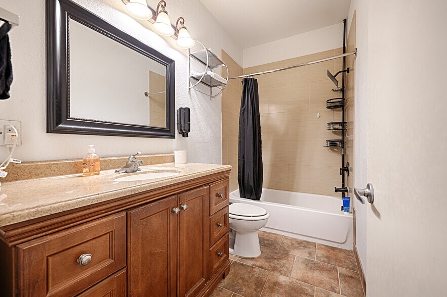 More Photos Of 110 S Main, Dilley Hotel For Sale