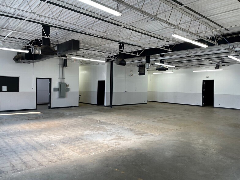 More Photos Of 3930-3940 Holly St, Denver Warehouse For Sale