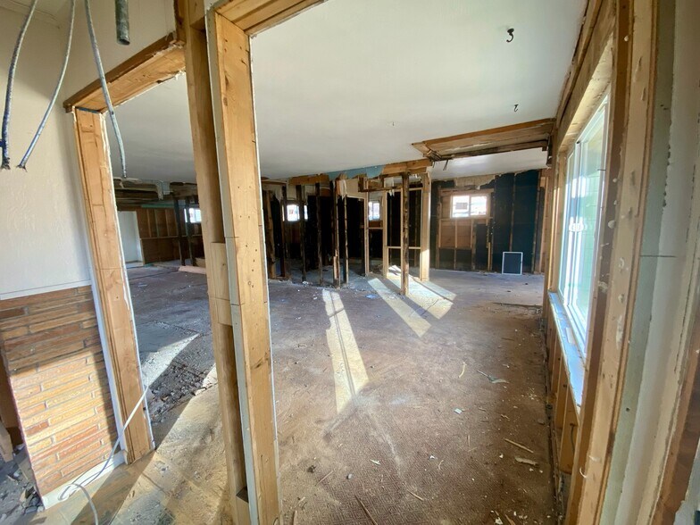 More Photos Of 728 N 4th St, Lakeview Storefront Retail Office For Sale