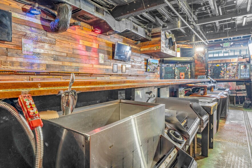 More Photos Of 135 Duval St, Key West Bar For Lease