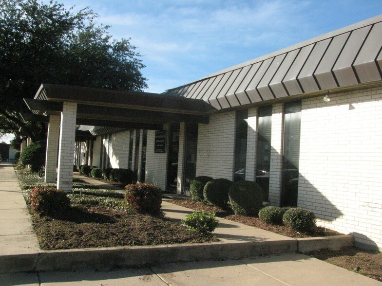 More Photos Of 1615 Precinct Line Rd, Hurst Office For Lease