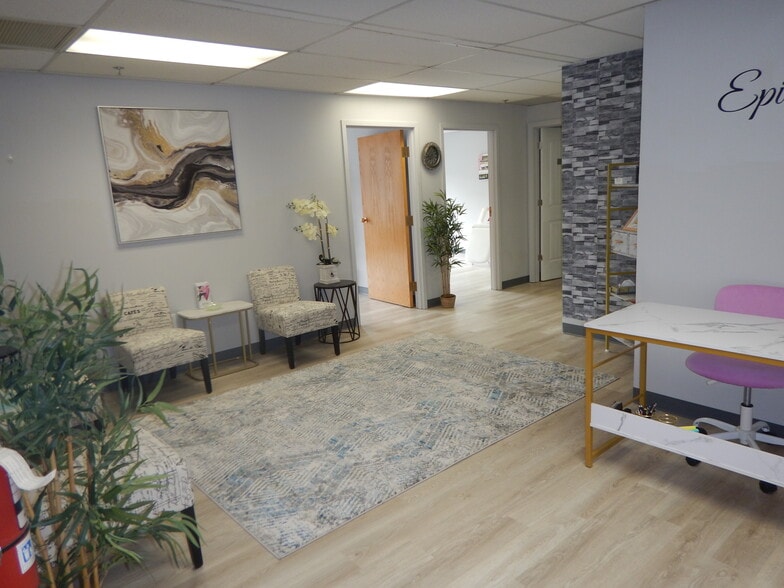 More Photos Of 254 N Broadway, Salem Storefront Retail Office For Sale