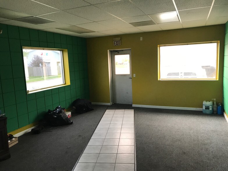 More Photos Of 9 Westport Ct, Bloomington Warehouse For Sale