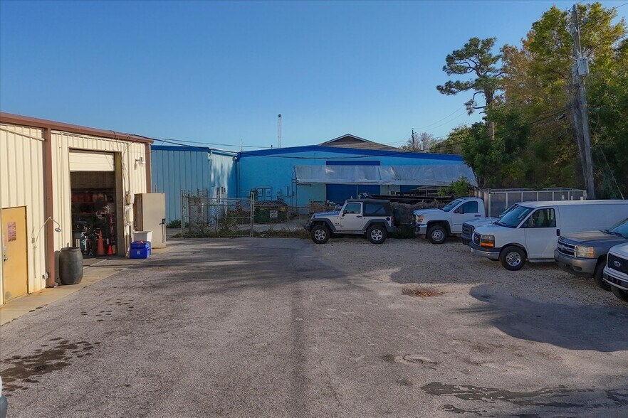 More Photos Of 5639-5651 Lawton Dr, Sarasota Service For Lease