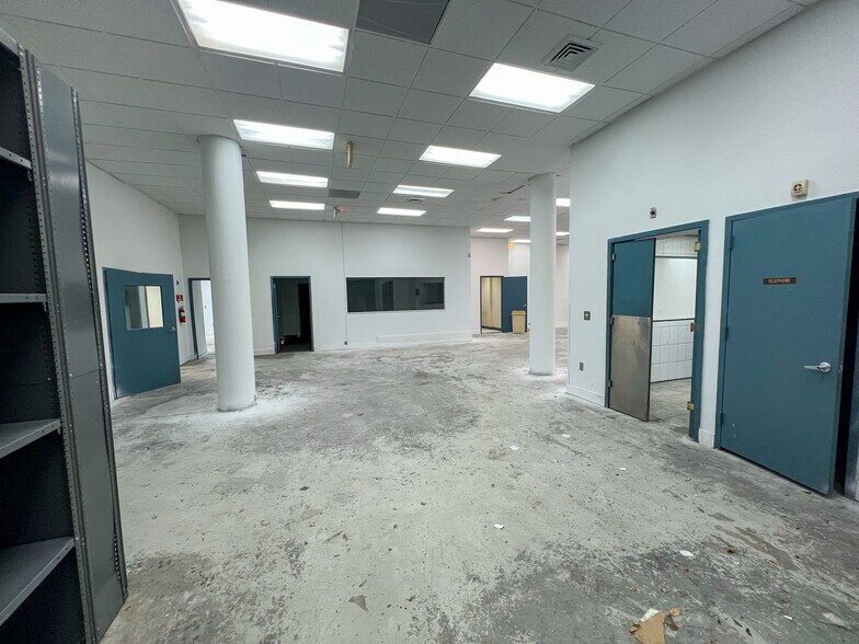 More Photos Of 2700 NW 36th St, Miami Office Residential For Lease