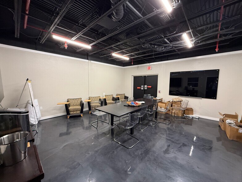 More Photos Of 2 US Highway 17 92 N, Haines City Showroom For Sale