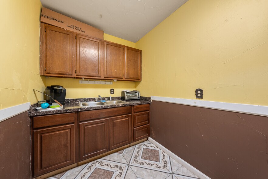 More Photos Of 3715 Bellmead Dr, Bellmead Office For Sale