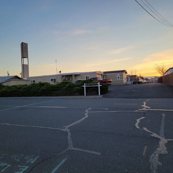 More Photos Of 711 2nd Ave SW, Quincy Hotel For Sale