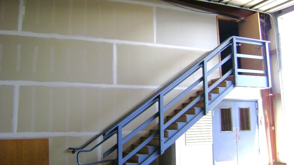 More Photos Of 325 E Happy Valley Rd, Roseburg Distribution For Lease