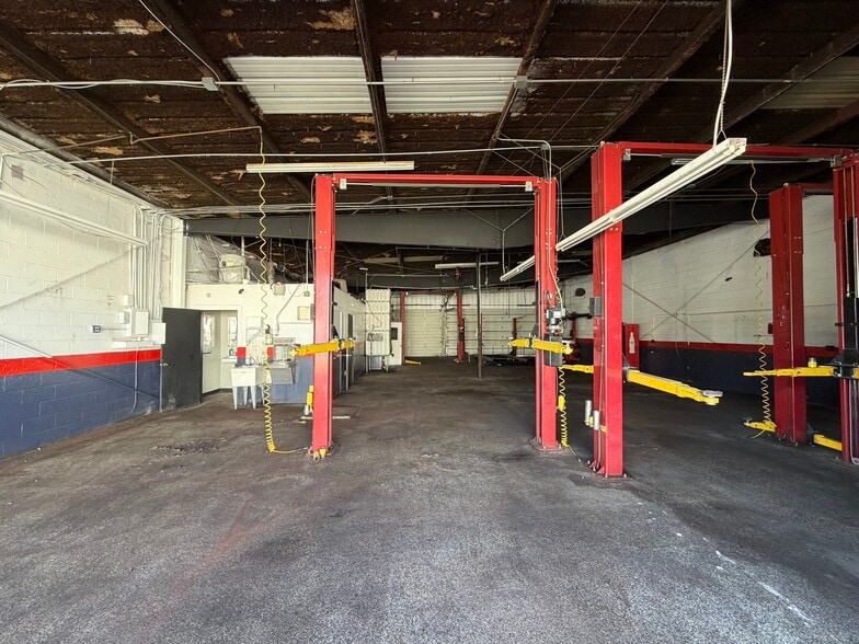 More Photos Of 1300 FM 1960, Houston Auto Repair For Sale