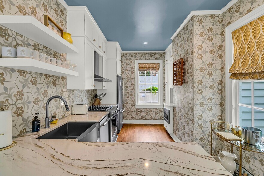 More Photos Of 184 Ashley Ave, Charleston Specialty For Sale