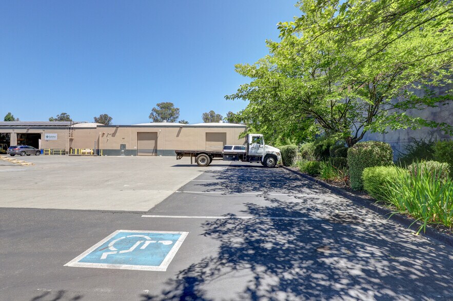 More Photos Of 210 Classic Ct, Rohnert Park Warehouse For Lease