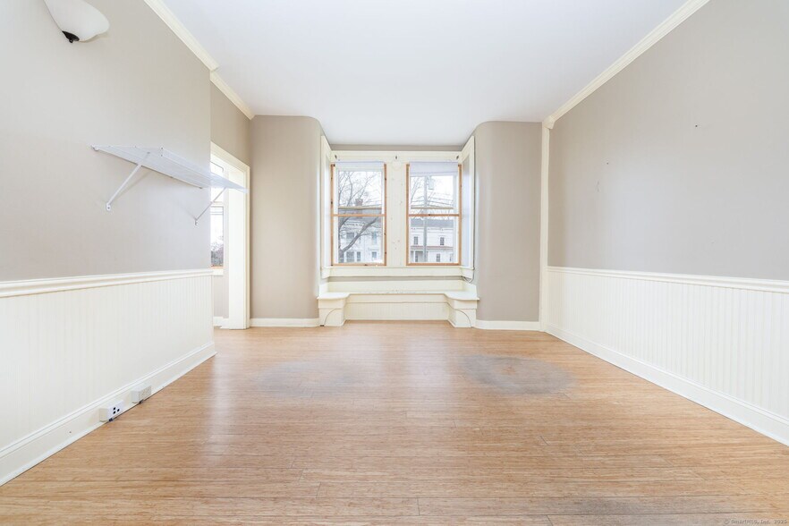 More Photos Of 11 Hayward Ave, Colchester Office For Sale