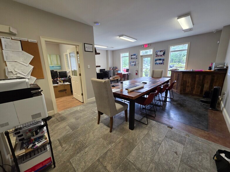 More Photos Of 2050 Old Bailey Rd, Ridgeland Showroom For Lease