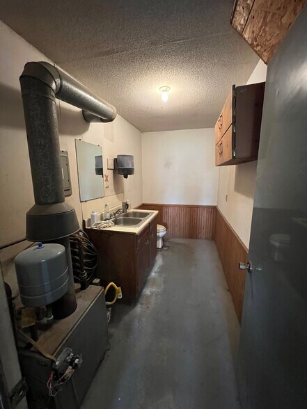 More Photos Of 202 N. Sixth St, Altamont Industrial For Sale