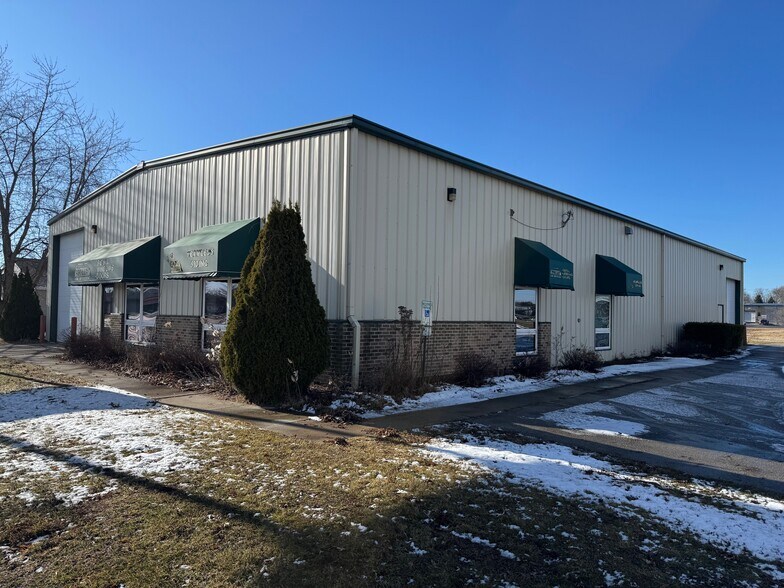 More Photos Of 1410 S 39th St, Manitowoc Flex For Sale