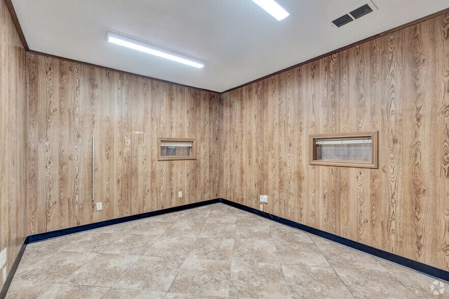 More Photos Of 8403 Bassett St, Houston Warehouse For Sale