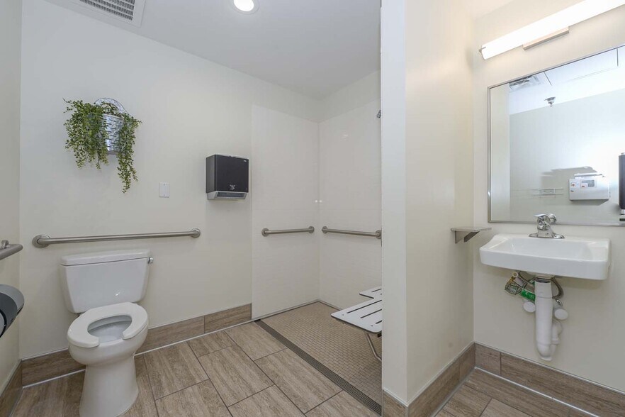 More Photos Of 1620 N 48th St, Phoenix Rehabilitation Center For Lease