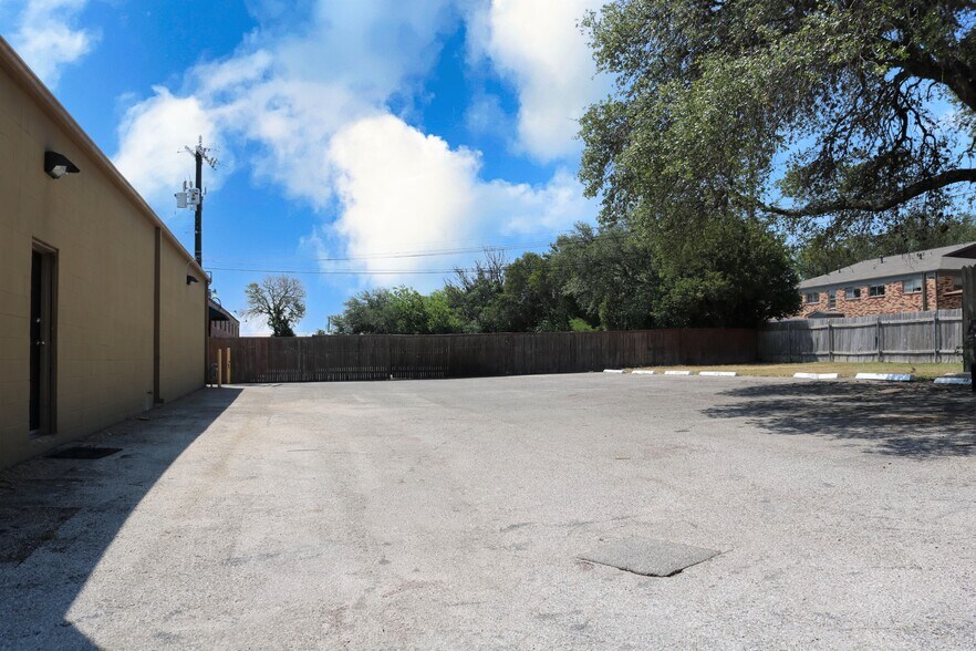 More Photos Of 142 W Rhapsody Dr, San Antonio Office For Lease