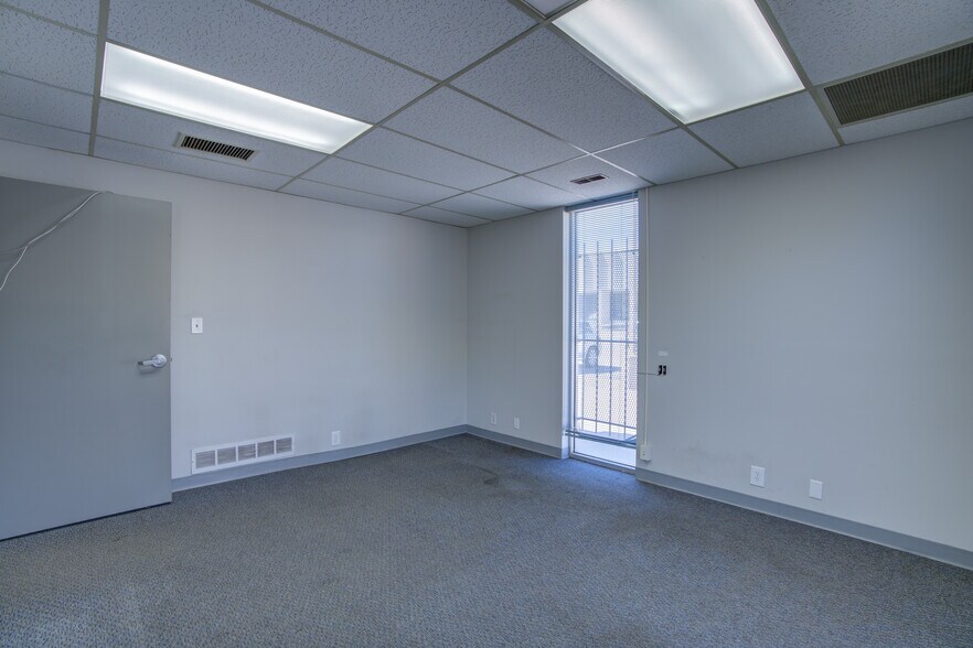 More Photos Of 675 Elkton Dr, Colorado Springs Distribution For Lease