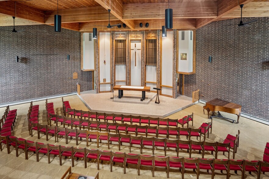 More Photos Of 3120 E 24th St, Des Moines Religious Facility For Sale