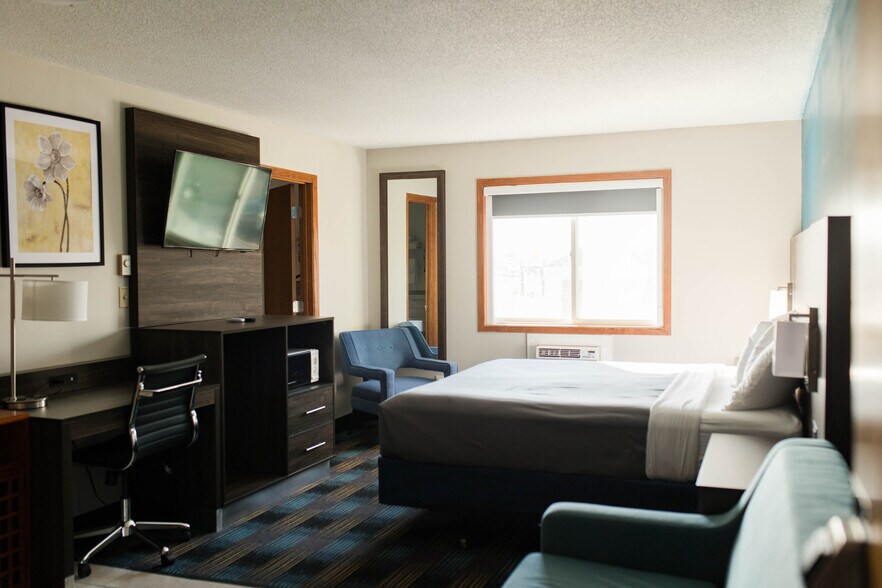 More Photos Of 921 N Lincoln Rd, Escanaba Hotel For Sale