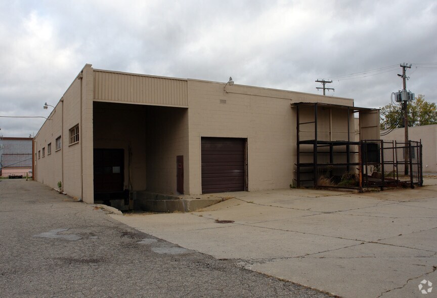 More Photos Of 24326-24330 Sherwood, Center Line Warehouse For Lease