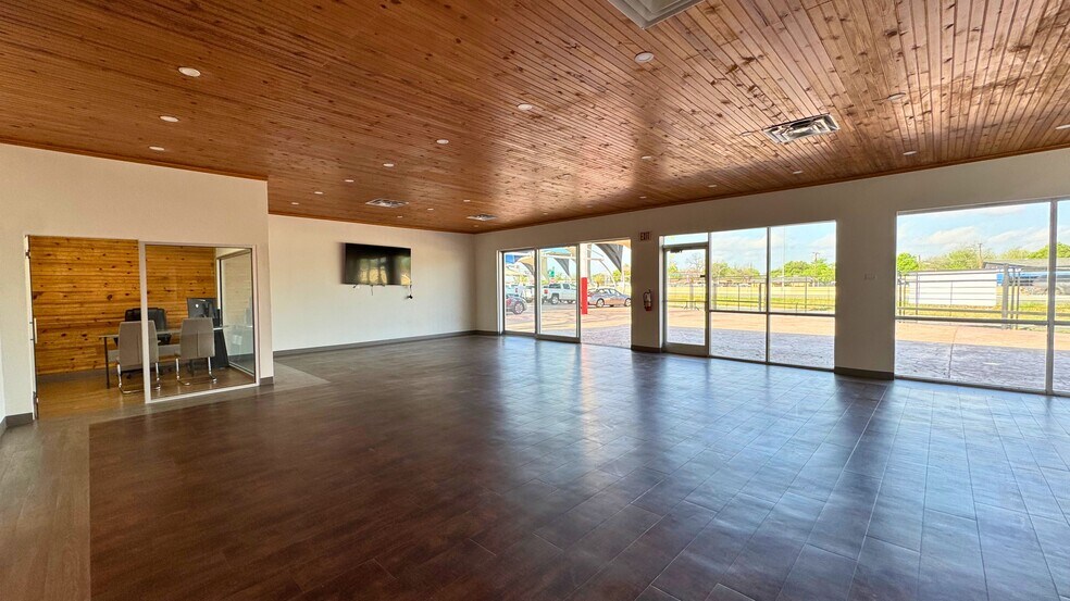 More Photos Of 5602 S IH 35, San Antonio Freestanding For Sale